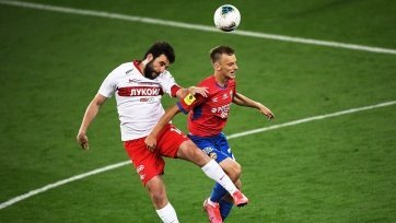 Кто выиграет московское дерби?

В воскресенье, 13 сентября, состоится центральный матч 7-го тура РПЛ, в котором сойдутся ЦСКА и «Спартак». Московское дерби пройдет на «ВЭБ-Арене». Стартовый свисток прозвучит в 19:00 по мск. Команды рассудит арбитр Сергей Карасев.

ЦСКА

После бодрого начала в чемпионате ЦСКА немного сбавил ход. «Армейцы» проиграли «Зениту» и «Рубину», а потом сыграли вничью с «Краснодаром». Подопечные Виктора Гончаренко растеряли очки, но в предыдущем туре разгромили «Ахмат» со счетом 3:0. Эта победа должна придать уверенности команде. Да и турнирное положение у ЦСКА нормальное, несмотря на поражения. «Армейцы» занимают 5-е место в таблице, имея 10 очков.

В какой форме подойдет ЦСКА к матчу против «Спартака» – другой вопрос. С одной стороны, в состав команды вернулся Федор Чалов. Адольфо Гайч наконец-то забил за новый клуб, пусть и в товарищеском матче. Это придаст уверенности аргентинцу. Но с другой стороны, у ЦСКА по-прежнему много травмированных. Бруно Фукс получил ушиб бедра, сроки возвращения Алана Дзагова остаются неизвестными. Кирилл Набабкин выбыл из строя на длительный срок. Вскоре должен вернуться Ильзат Ахметов, но вряд ли он будет доступным на дерби.

«Спартак»

У «Спартака» дела идут получше. Москвичи пока не потерпели ни одного поражения в первых шести турах. У «красно-белых» были ничьи с «Сочи» и «Уфой», а остальные матчи они выиграли. Команда Доменико Тедеско сейчас возглавляет турнирную таблицу РПЛ, имея в активе 14 очков. «Зенит» отстает от столичного клуба на 1 балл.

С составом у «Спартака» особых проблем нет. У Глушенкова повреждено колено, все остальные – в строю. Александр Кокорин еще до перерыва на матчи сборных вернулся в общую группу. Новичок «красно-белых» хочет дебютировать в матче против ЦСКА, но маловероятно, что он выйдет в дерби с первых минут. Сейчас главной ударной силой «Спартака» являются Александр Соболев и Джордан Ларссон. Вряд ли Тедеско будет разбивать эту пару перед столь важным поединком.

Статистика встреч

ЦСКА и «Спартак» встречались между собой 68 раз. На счету «армейцев» 28 побед. В активе «красно-белых» 23 виктории. Еще 16 раз команды играли вничью. В прошлом сезоне поединки этих соперников получались весьма результативными. Сначала «Спартак» обыграл ЦСКА со счетом 2:1. Потом «красно-белые» прошли «армейцев» в Кубке России (3:2 в дополнительное время). В матче 2-го круга РПЛ подопечные Виктора Гончаренко забили 2 безответных гола принципиальному сопернику.

Прогноз на матч

Букмекеры считают ЦСКА фаворитом данного противостояния. Довольно странный выбор специалистов. «Красно-белые» сейчас выглядят предпочтительнее. В обоих клубах достаточно игроков, которые умеют забивать, поэтому матч должен получиться результативным. Но у ЦСКА много новичков, которые вливаются в игру команды уже по ходу сезона. У «Спартака» коллектив более организованный. К тому же, «красно-белые» сейчас на ходу, тогда как «армейцы» выступают с переменным успехом.

Ставка: П2 (коэф. 3,10).