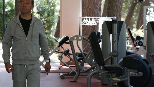 Правообладатель иллюстрацииEPAImage captionКостюм премьера, по всей видимости, оказался скромнее