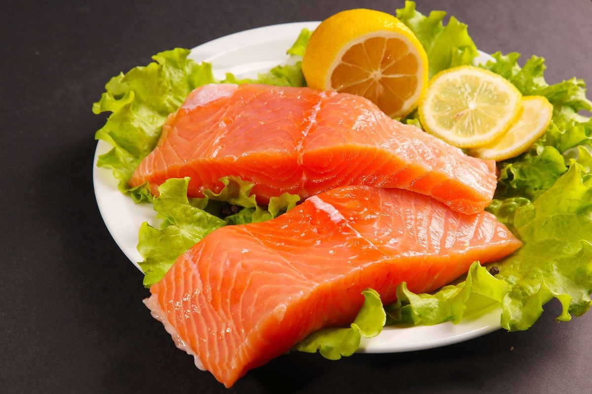Красная рыба еще и полезна для профилактики сердечных заболеваний.