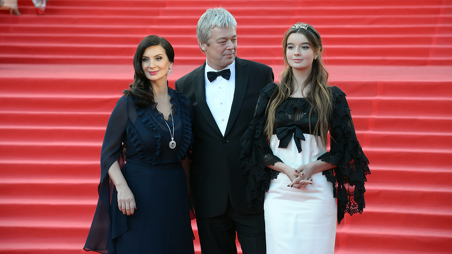 Семья Стриженовой (муж и дочь)