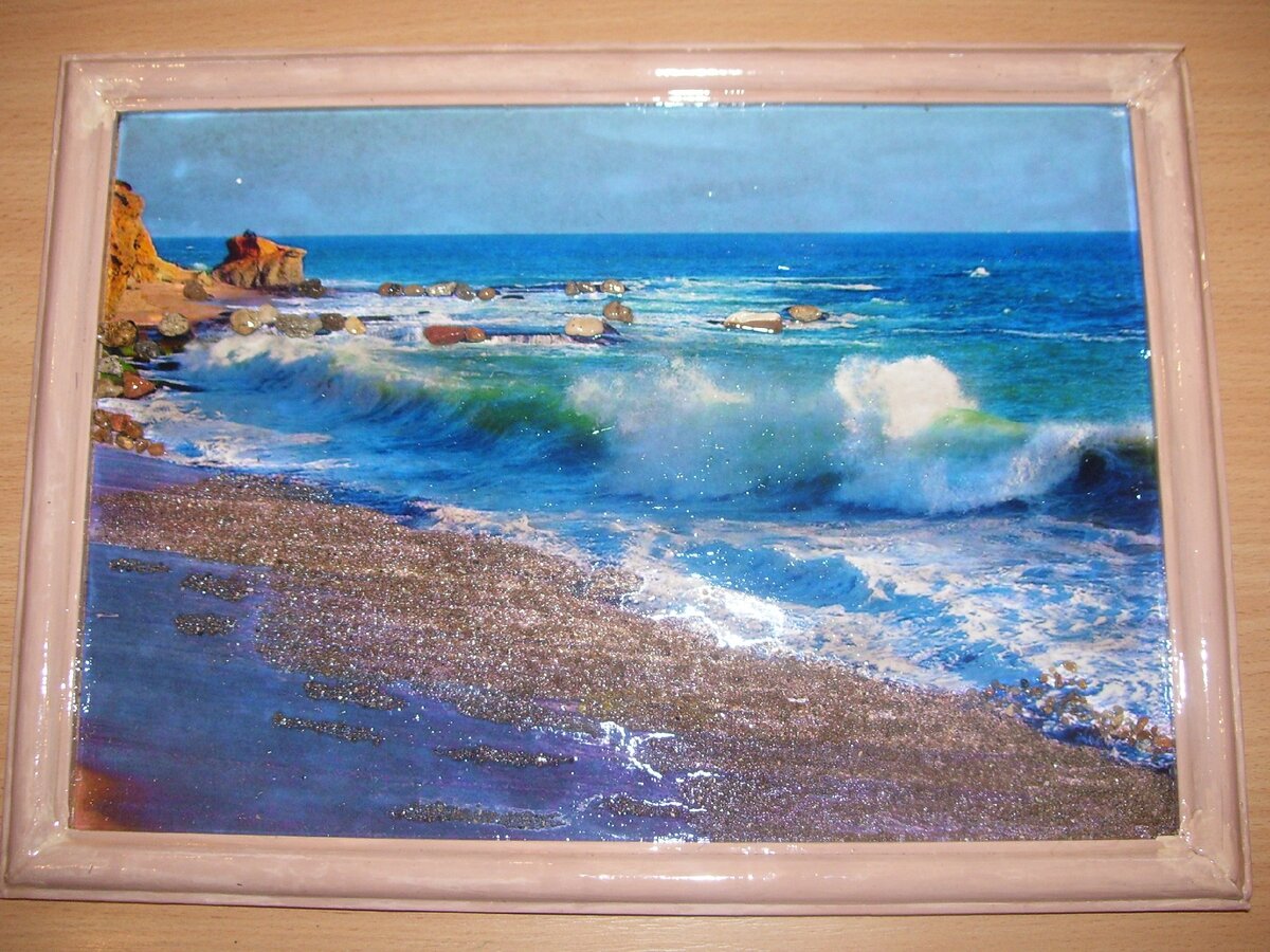 На переднем плане - натуральный песок и камушки в воде  без подкрашивания. 