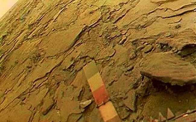 Поверхность Венеры. Источник : https://spacegid.com/wp-content/uploads/2013/03/Snimok-poverhnosti-Veneryi-vidna-kalibrovochnaya-shkala-zonda-Venera.jpg