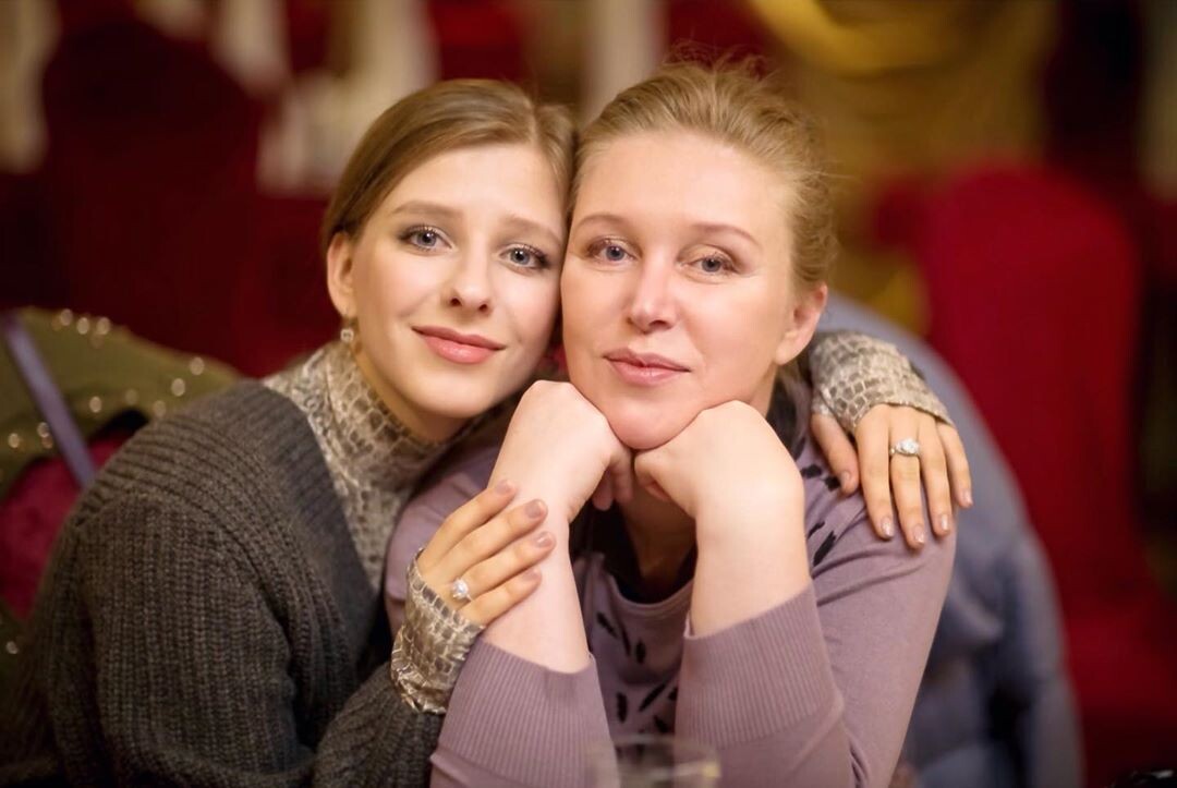 Елизавета Арзамасова с  мамой. Фото: @liza_arzamasova