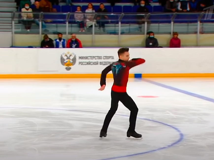 Любит Антон оригинальные костюмы. В этот раз в короткой его припечатал в спину бык.