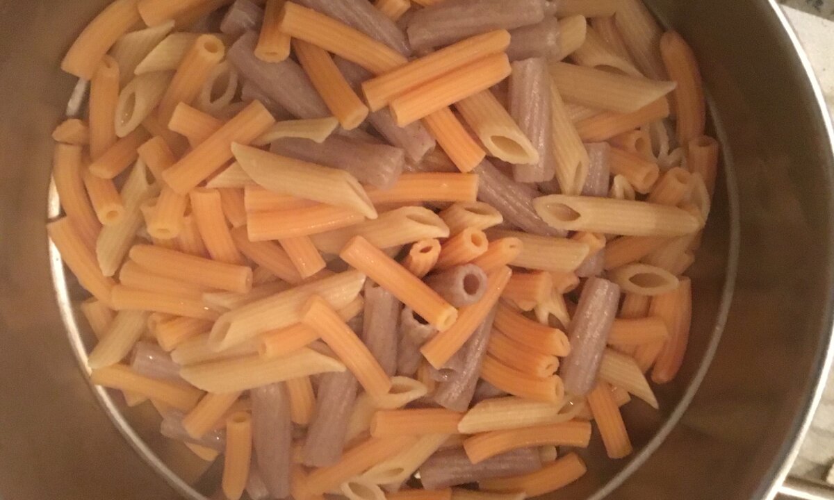 В дуршлаге три вида макарон: светлые — это обычные макароны, коричневые — это макароны из цельной муки и оранжевые — макароны из чечевицы. Согласитесь, живописная картина!