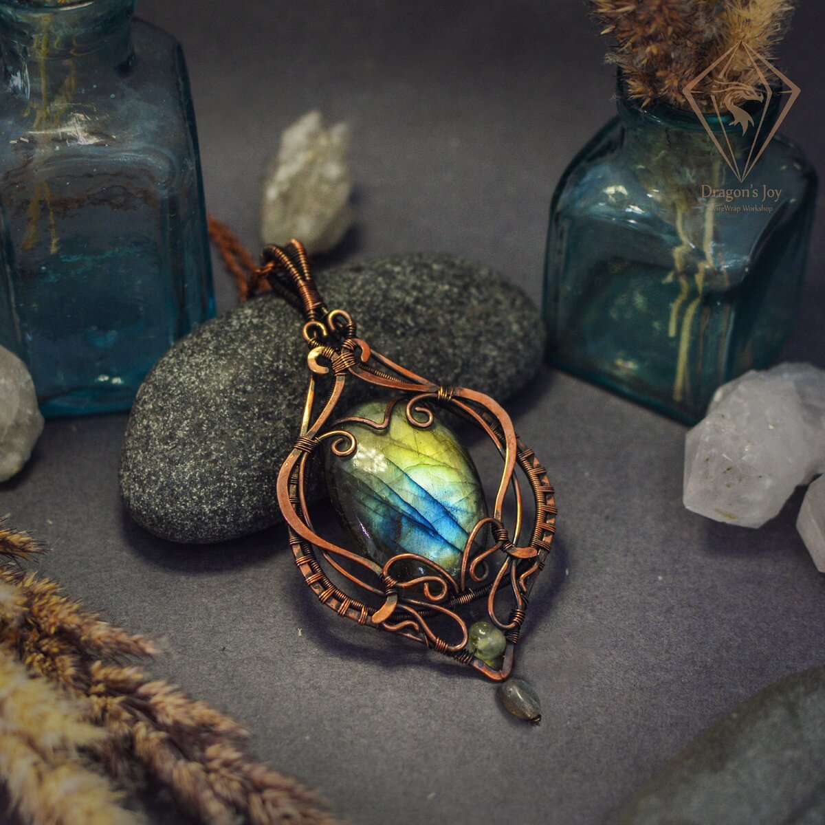 Кулон "Небесный фонарик". Сделан из лабрадора, бусин пренита и лабрадора, из медной проволоки с чернением. 