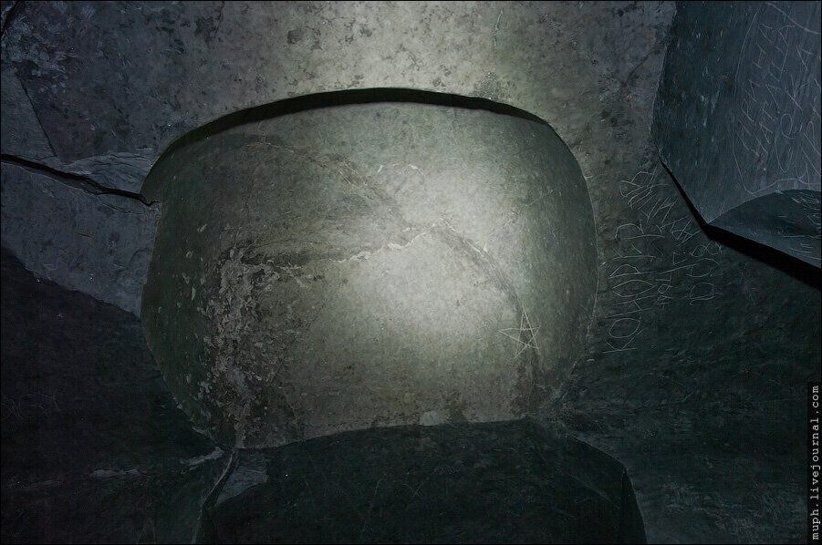 В своде обычного. Трубки из железа в пещерах. Пещера храма Синьчан Дафо.
