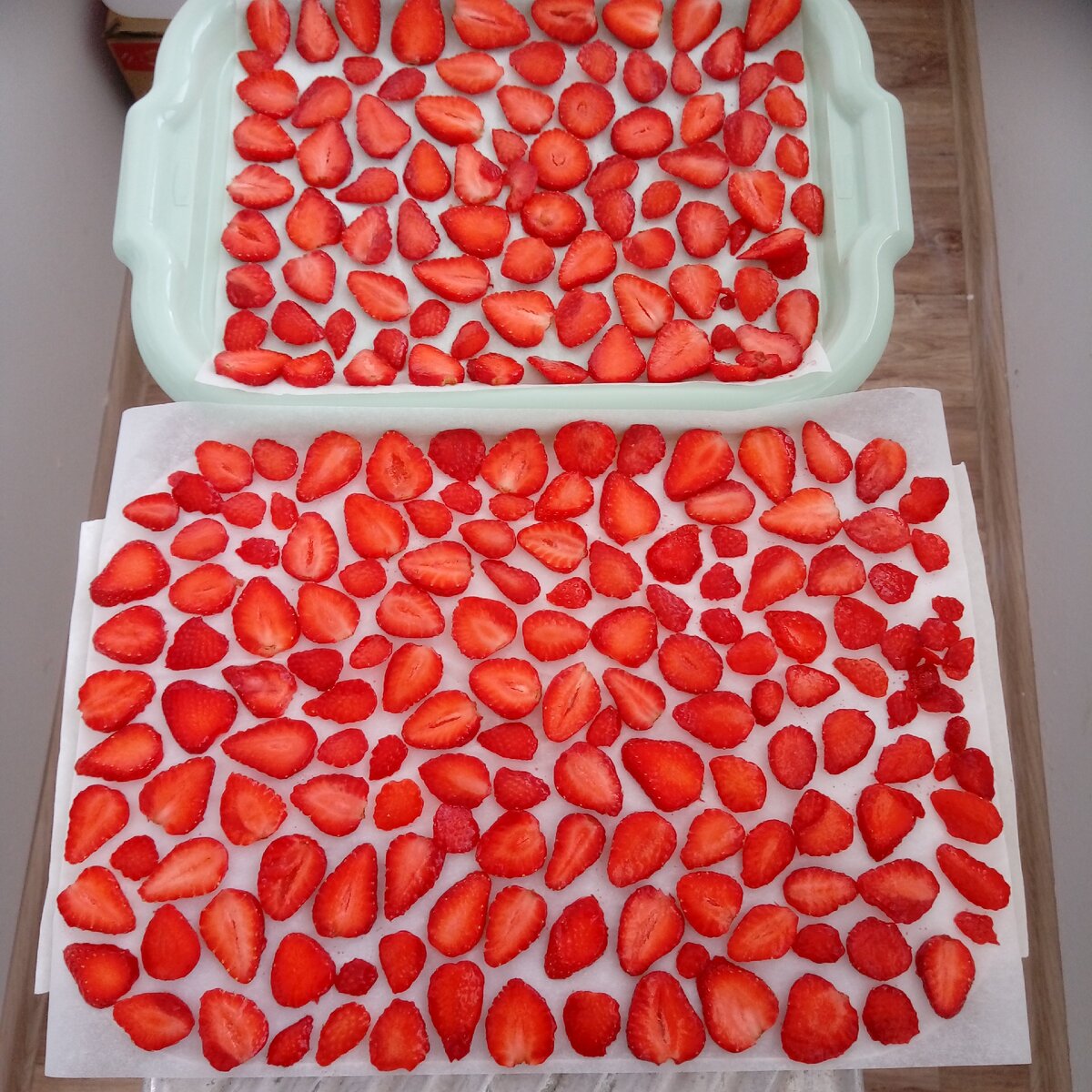 Подносы с клубникой