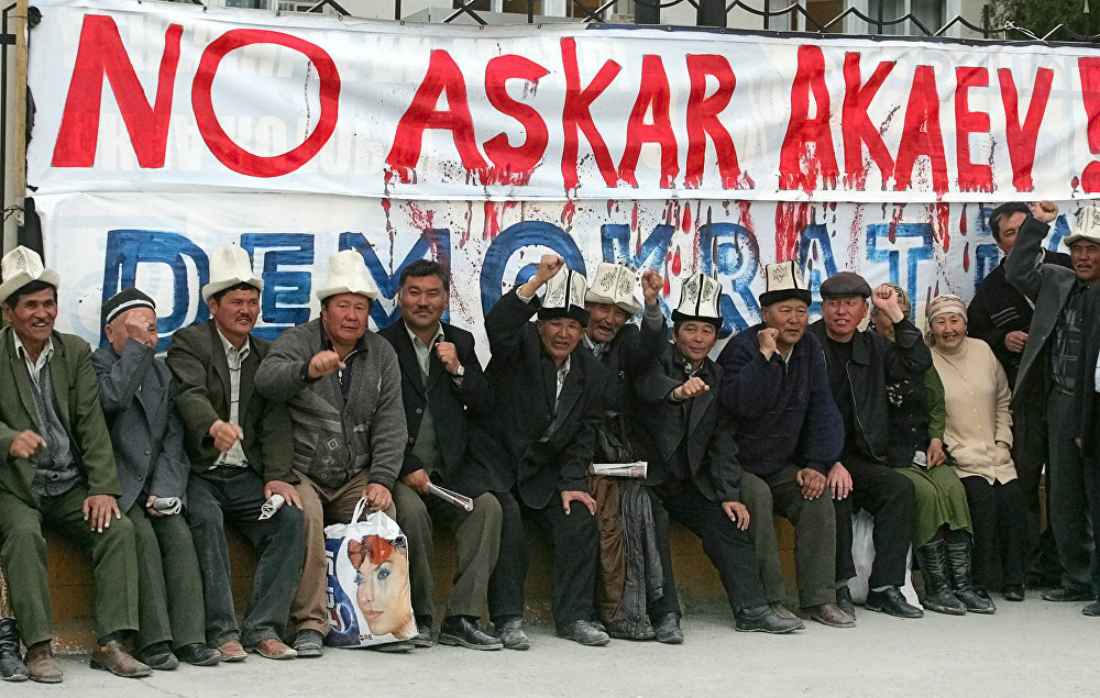 Протесты против Аскара Акаева в Киргизии, названные «Тюльпановой революцией». 