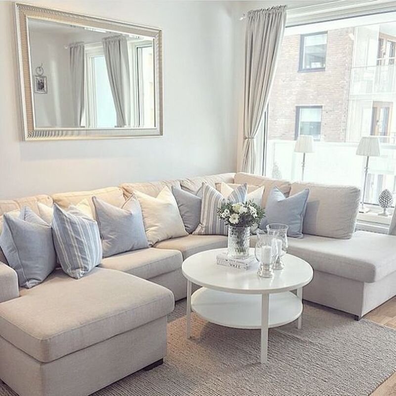 Серый цвет в интерьере современной гостиной. Близкие по тону цветовые акценты.