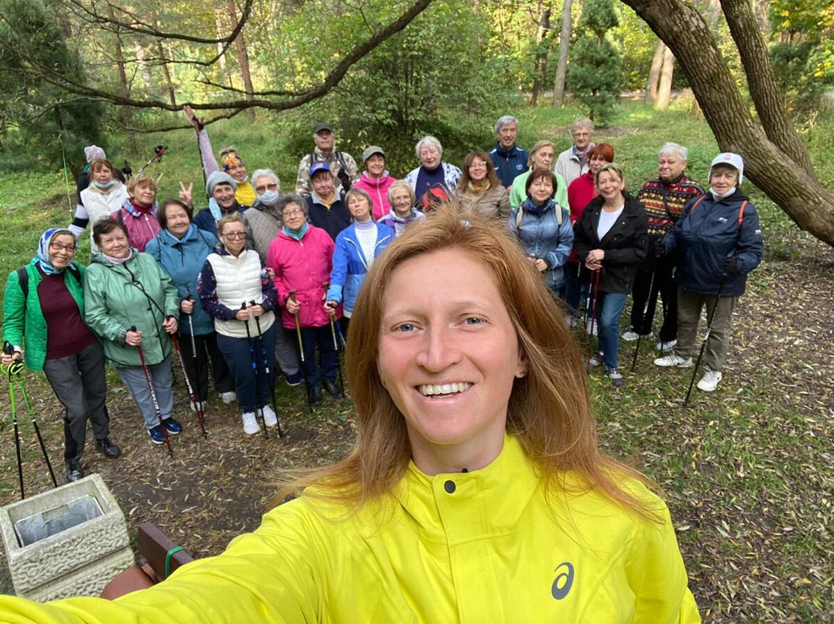 На фото: группа по скандинавской ходьбе в Серебряном бору.