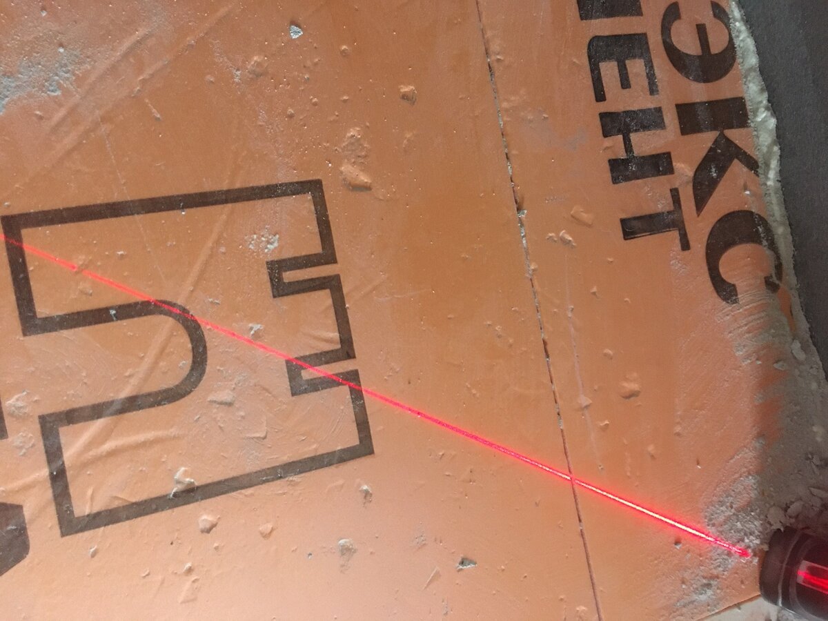 Размечаем линию, где будут трубы.