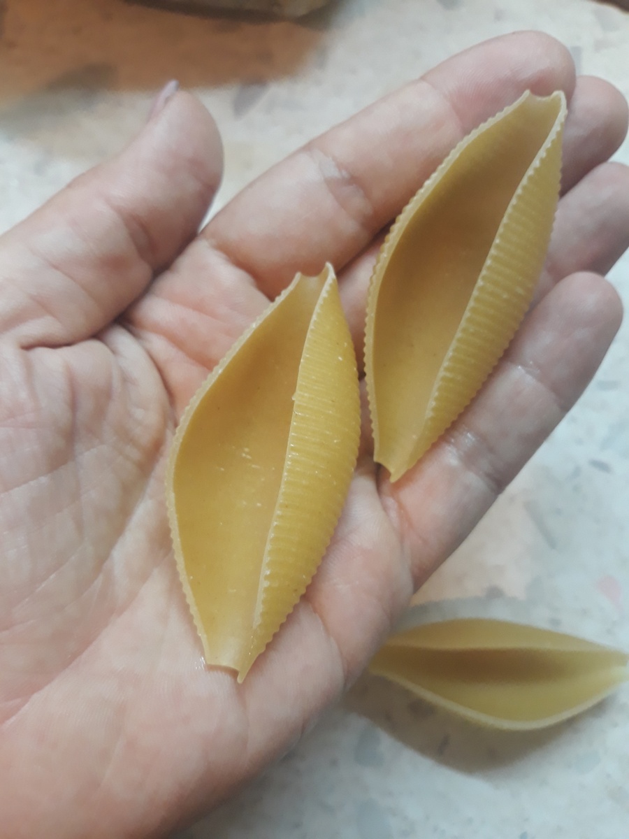 Ракушки мне достались крупные. Очень удобно для нашего блюда