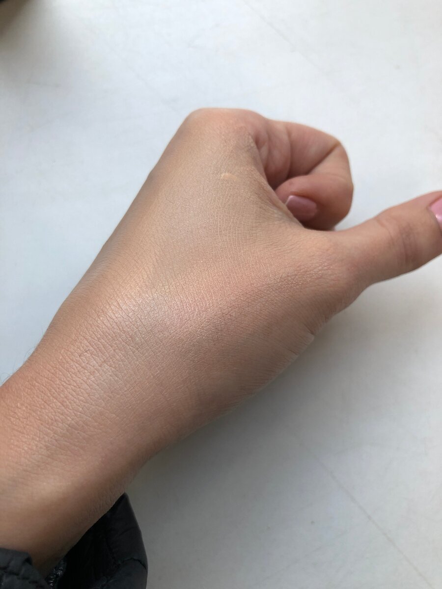 Тон немного подстроился под цвет кожи.