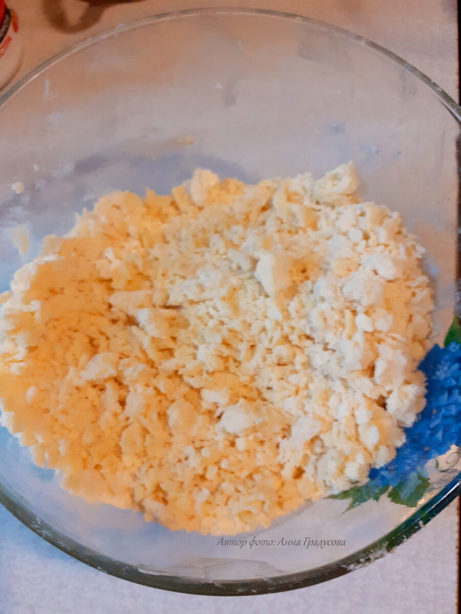 перетираем масло с мукой в крошку