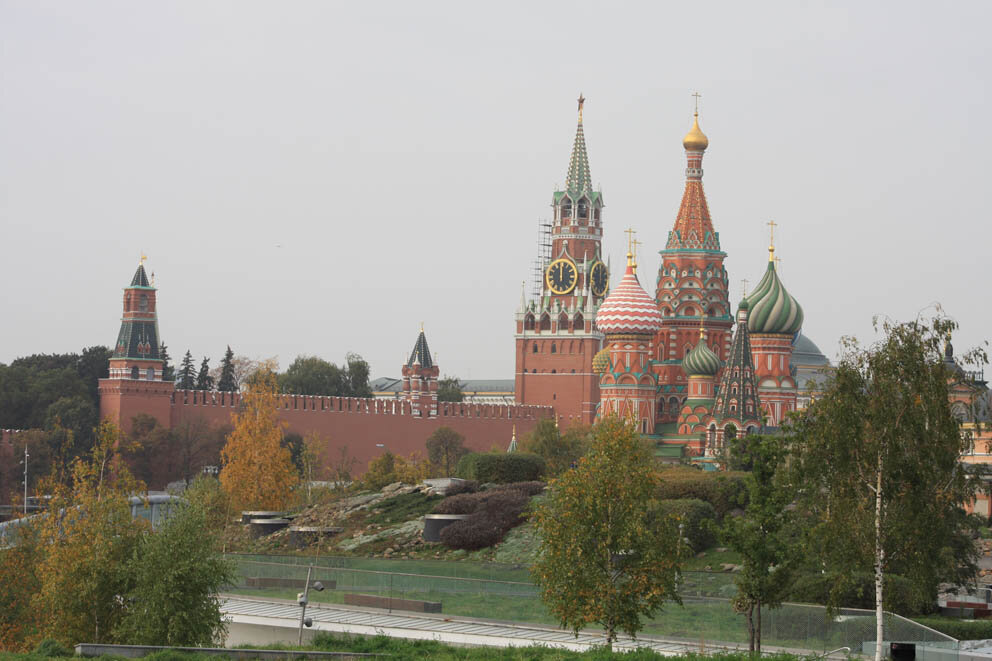 Вид на Кремль со стороны парка «Зарядье»