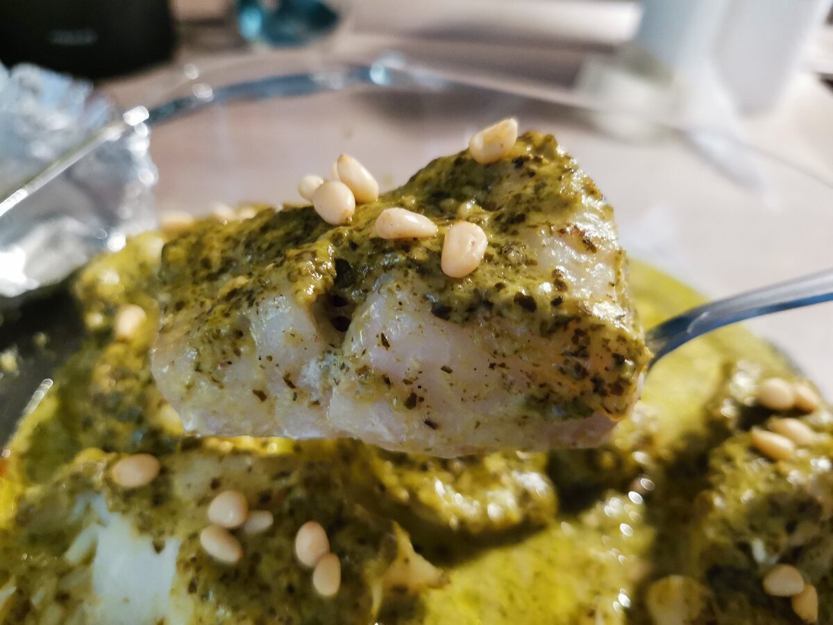 Я украсила рыбу кедровыми орешками) 