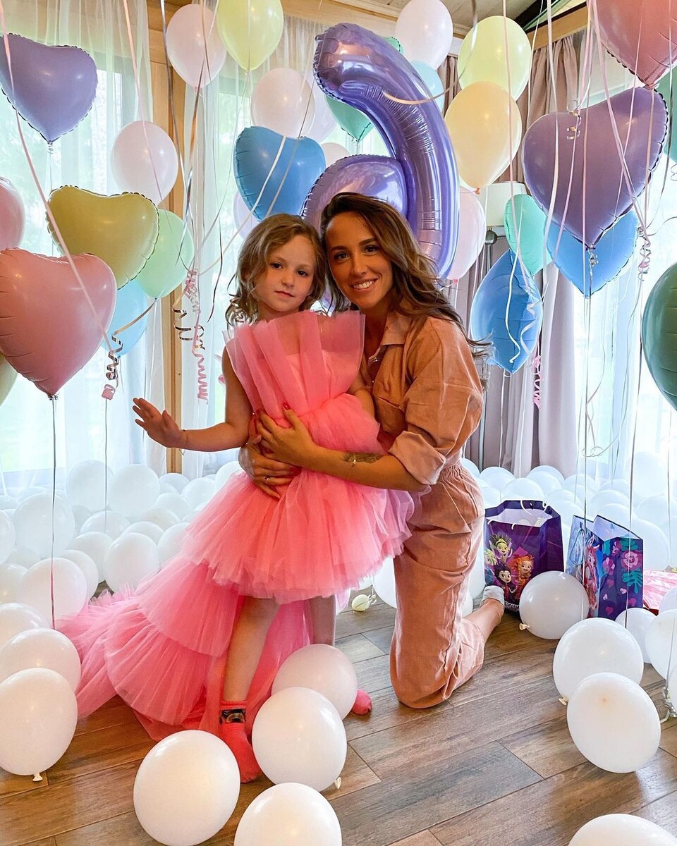 Оля с дочкой Арианной, фото взято из личного инстаграмм-аккаунта Ольги https://www.instagram.com/nezlaya/