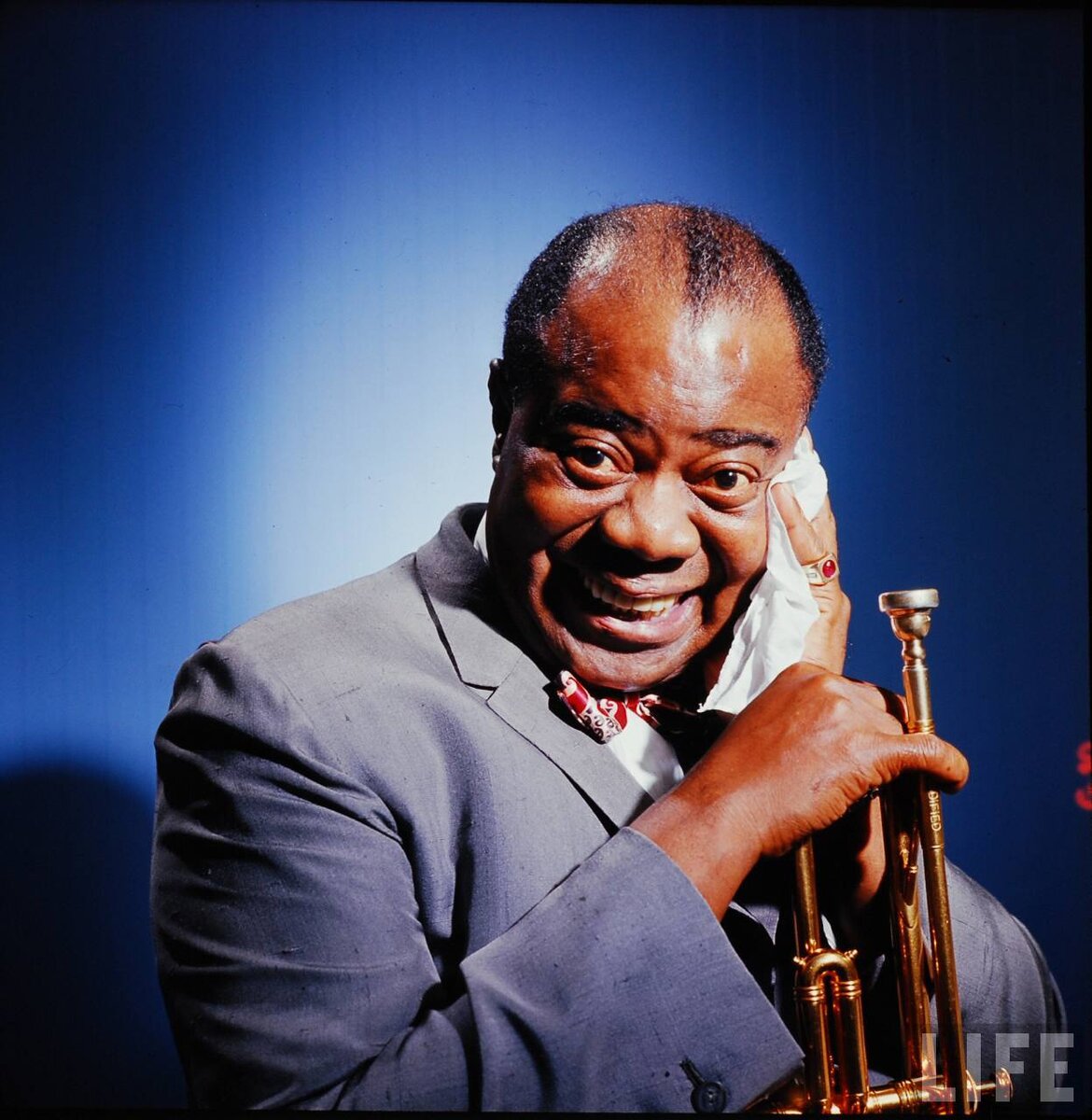 Луи Армстронг (англ. Louis Armstrong; 4 августа 1901, Новый Орлеан, Луизиана — 6 июля 1971, Нью-Йорк) — американский джазовый трубач, вокалист и руководитель ансамбля. Оказал наибольшее влияние на развитие джаза и внёс значительный вклад в его популяризацию во всём мире. Имеет неофициальный титул "Король джаза"