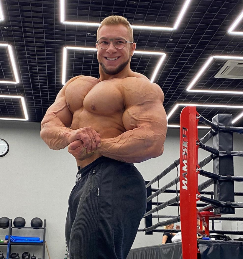 Виталий Угольников  https://www.instagram.com/goodvito/