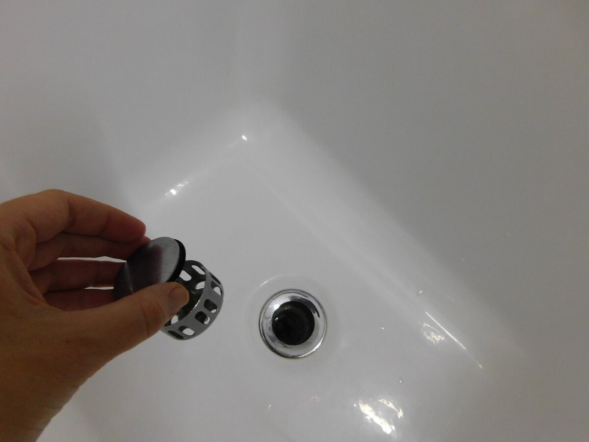 фото моего "ловца волос" в ванной комнате (главное - не забывать снимать  с него волосы периодически) 