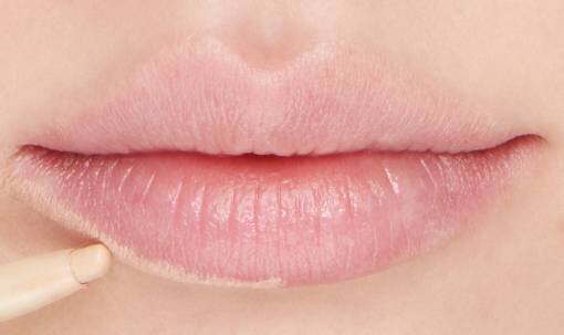 Если у вас пухлые губы, то контура не видно. Консилер сделает более аккуратным