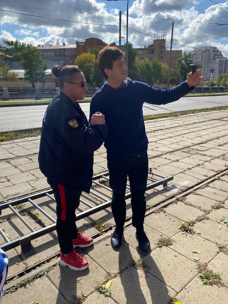 Познакомились с Брюсом 