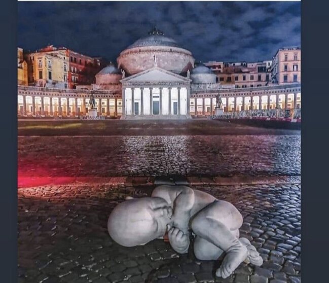 Скульптор Jago вынес свою скульптуру на площадь Plebescito в центре Неаполя, чтобы показать, что этот сектор тоже находится в тяжелой ситуации 