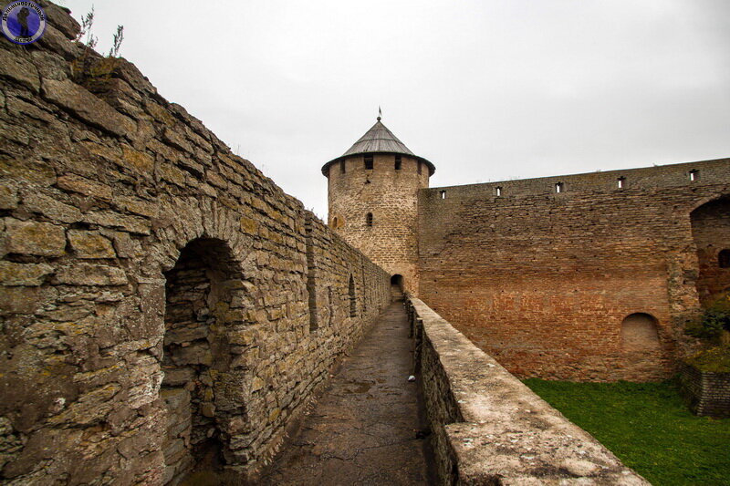 Сегодня мы прогуляемся по Ивангородской крепости, основанной в 1492 г. на правом берегу Нарвы и расположенной в Ленинградской области на границе с Эстонией.