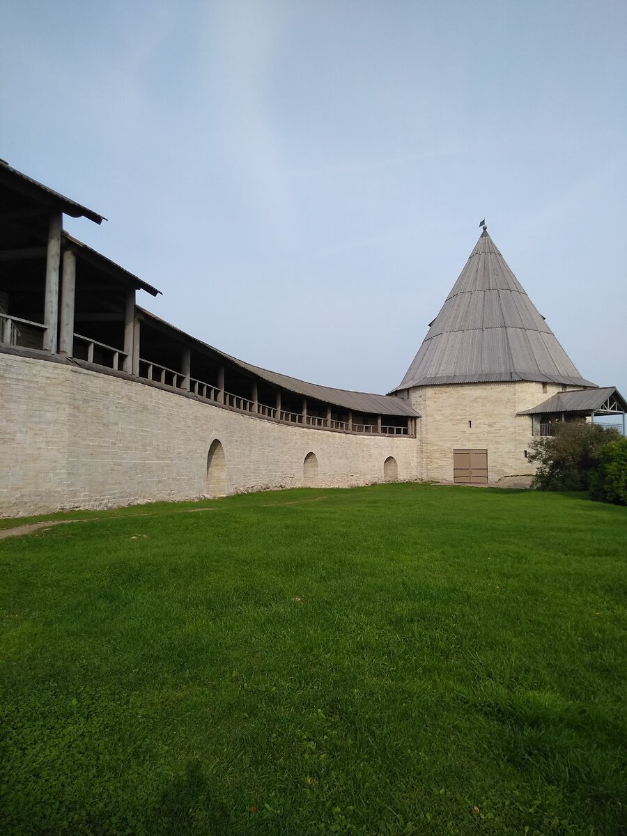 На территории крепости.