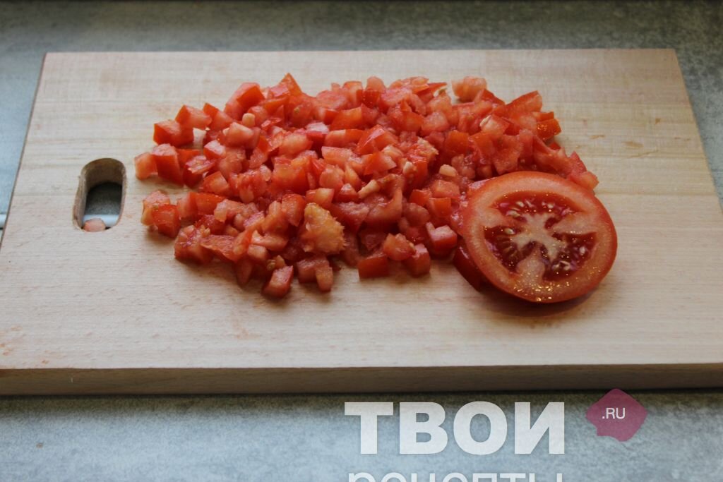 1 - Нарезать мелко помидоры. Слить сок.