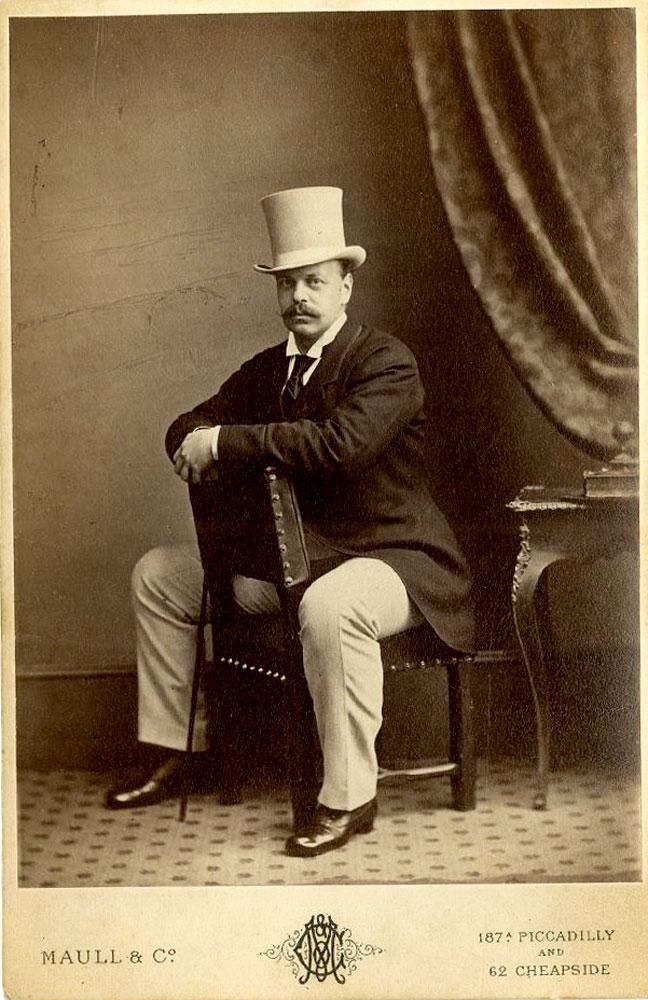 Да-да, на фото Александр III, без бороды и папахи он выглядел так / Pinterest