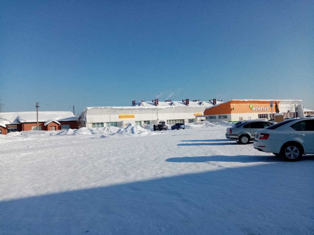 Площадь в поселке Малиновский, ХМАО - впереди 5 магазинов