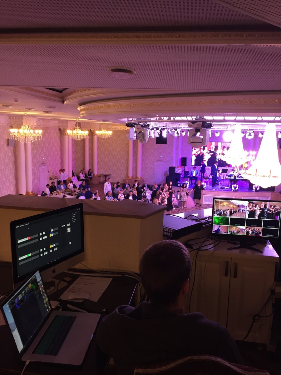 Так выглядит рабочее пространство режиссёра трансляции на свадьбе