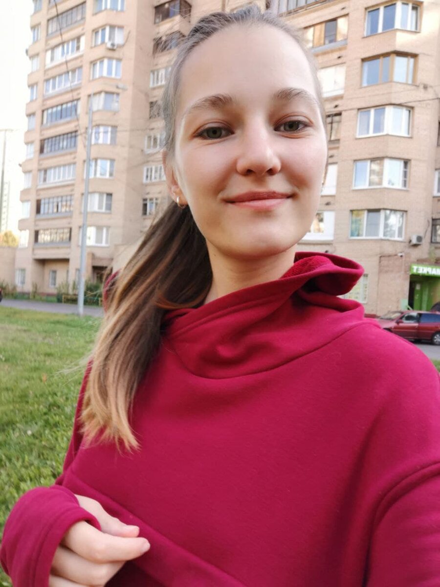 1 октября 2020 года. Было прохладно, но я сознательно отказалась от куртки. Одеться чуть прохладнее, чем стоило бы - тоже способ закаливания. На мне платье.