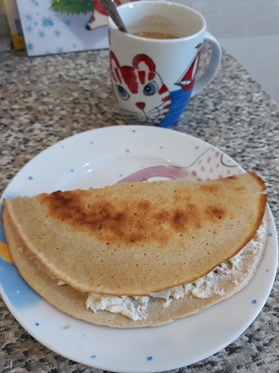 Овсяноблин с творогом и бананом и кофе с молоком