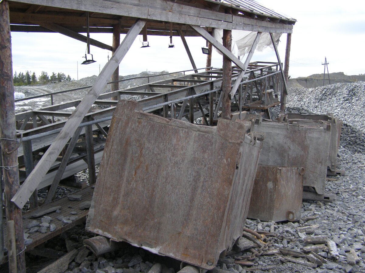 На конвейере люди работают руками!!! весь рабочий день!!!