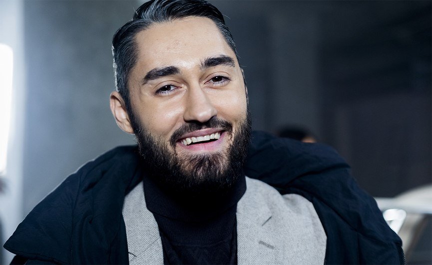  Певец родился 2 марта 1990 года в городе Крымске Краснодарского края. Дедушка мальчика по материнской линии по национальности был греком. 
Когда Матвею исполнилось 5 лет, семья Мельниковых переехала в Краснодар. Родители много внимания уделяли развитию сына — в раннем возрасте его отдали в школу народного танца, а затем латиноамериканского. В 10 лет мальчик стал учеником студии Аллы Духовой «Тодес».