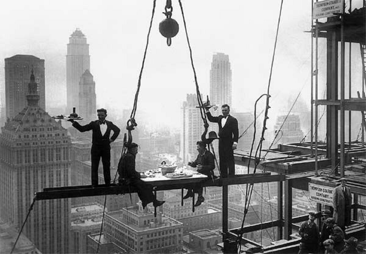 Обед на строительных лесах небоскреба Эмпайр-Стейт-Билдинг на высоте 50 метров (США, 1932). Источник: http://www.johnmariani.com/archive/2014/140112/index.html
