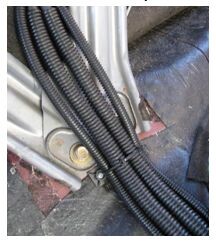  
И самое главное ЛЮБЫЕ манипуляции с силовой проводкой нужно проводить ТОЛЬКО после того, как отключите клеммы аккумулятора и сделаете все необходимое, чтобы они самопроизвольно не коснулись контактов аккумулятора!!!