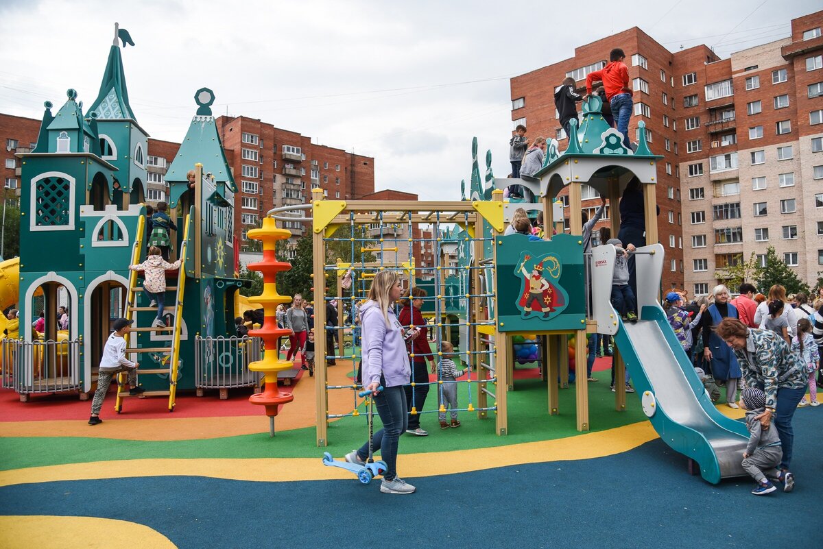 Пример эксплуатации игрового комплекса не по назначению (дети находятся на крыше игрового оборудования, даже при наличии ударопоглощающего покрытия дети не защищены от тяжелых травм при падении)