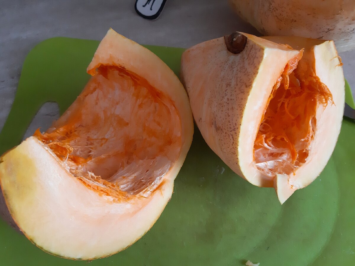 Разрезала, кожура на удивление тонкая, может высохла.