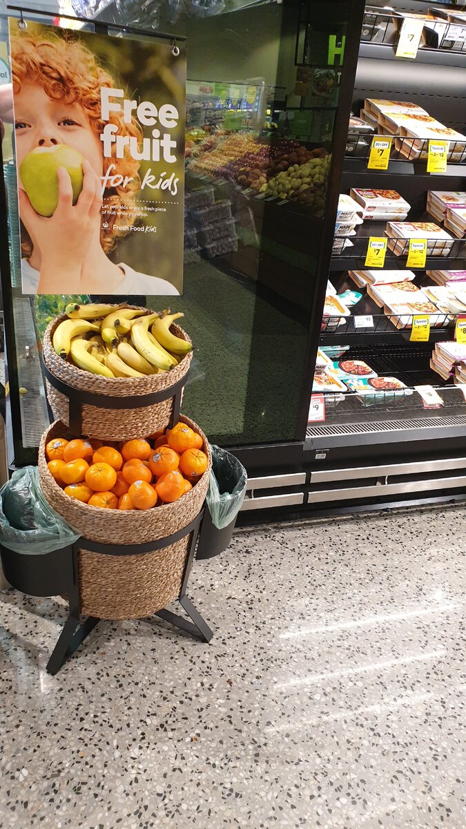 Бесплатные фрукты для детей в супермаркете - бери и ешь 