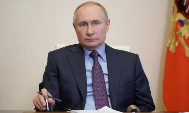Владимир Путин проводит телевизионное заседание правительства, на котором он сказал, что будет вакцинирован во вторник.