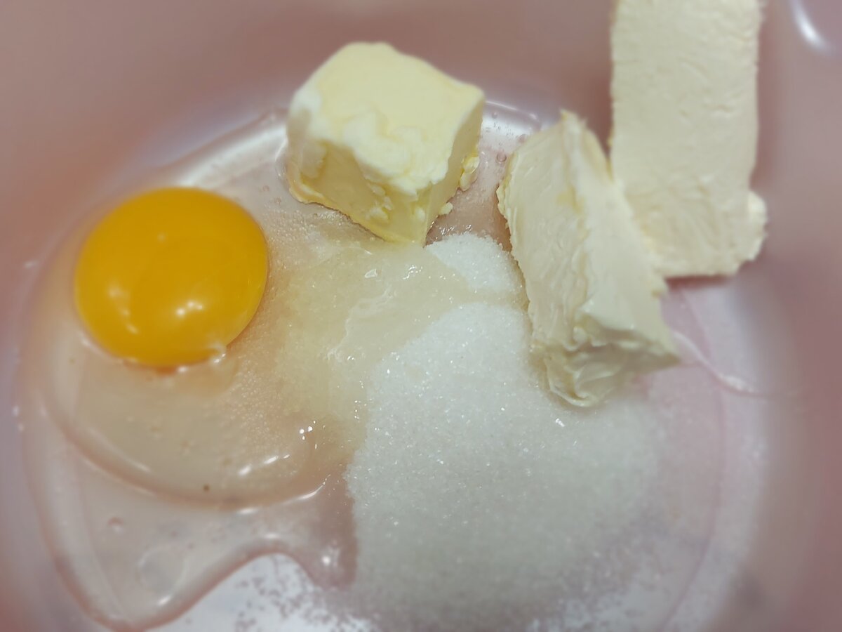 Я использовала два вида маргарина, оба сливочные. Просто в одной пачке оставалось грамм 30. Маргарин достала за пол часа, один прям растаял (как масло), а второй оставался ещё жестковатым, но тоже поддаял немного за это время. Делаю вывод, что маргарин который предназначен специально для выпечки качественнее)))