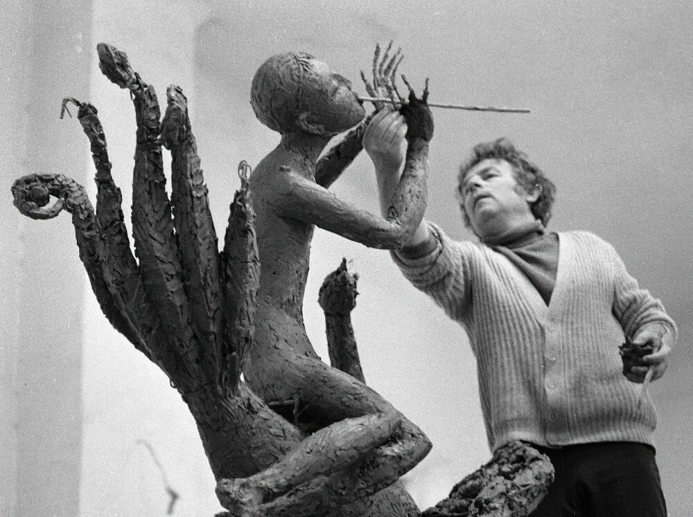 Скульптор Яков Шапиро работает над композицией "Сказочная птица счастья". Ташкент. 1987 г.  Автор фото: В. Ковреин.