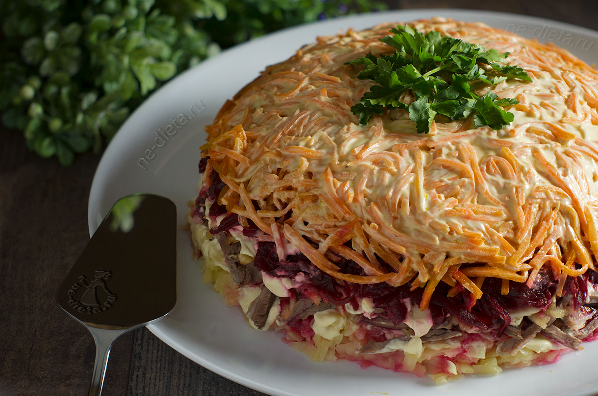 Салат горгона рецепт. Слоеный салат с говядиной. Салат горгона с корейской. Салат горгона с мясом рецепт. Салат горгона с говядиной.