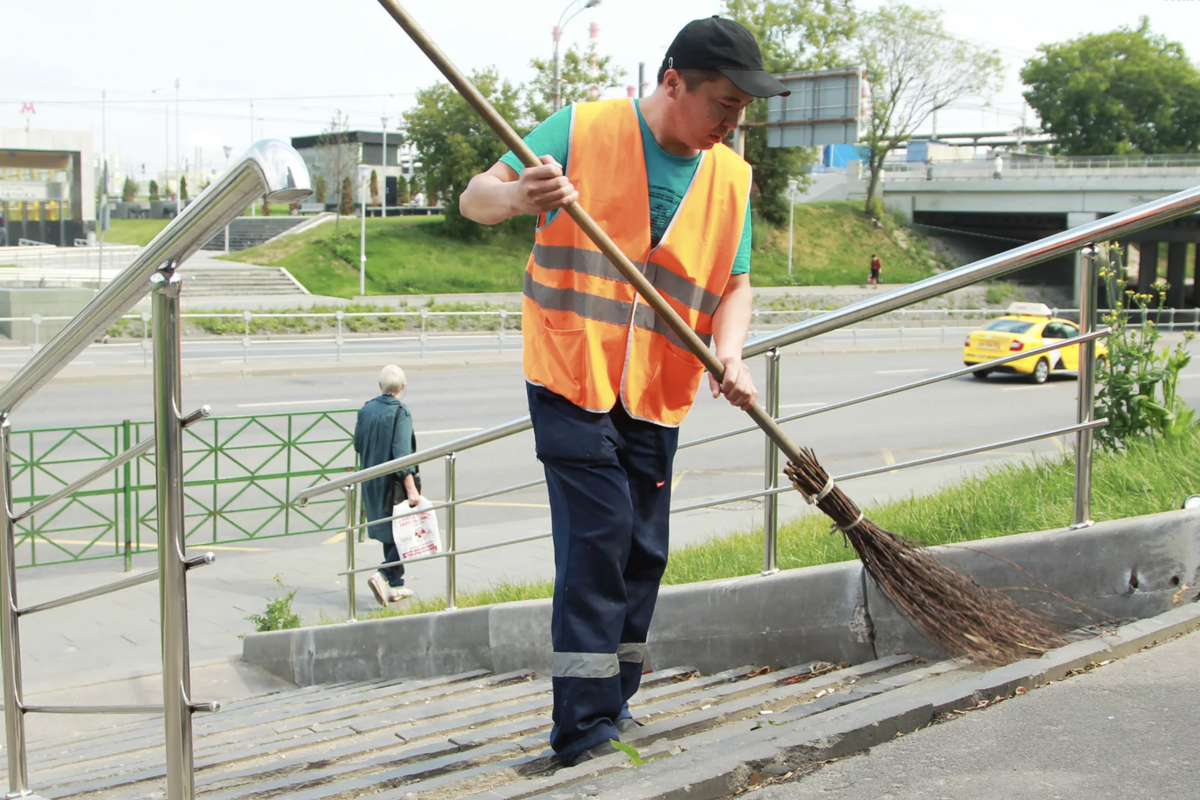 Фото дворников с метлой