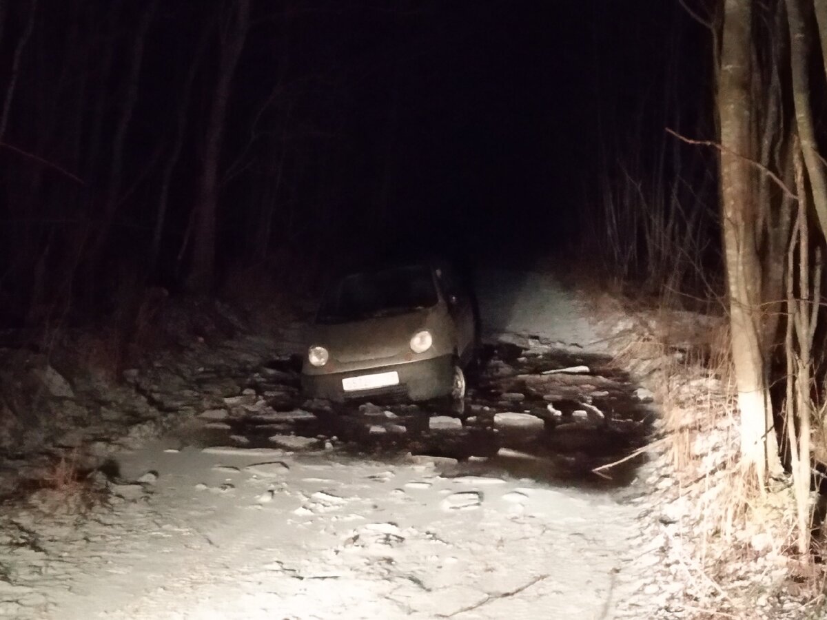 Застрявший на лесной дороге Дэу Матиз. Фото из архива ПСО Экстремум