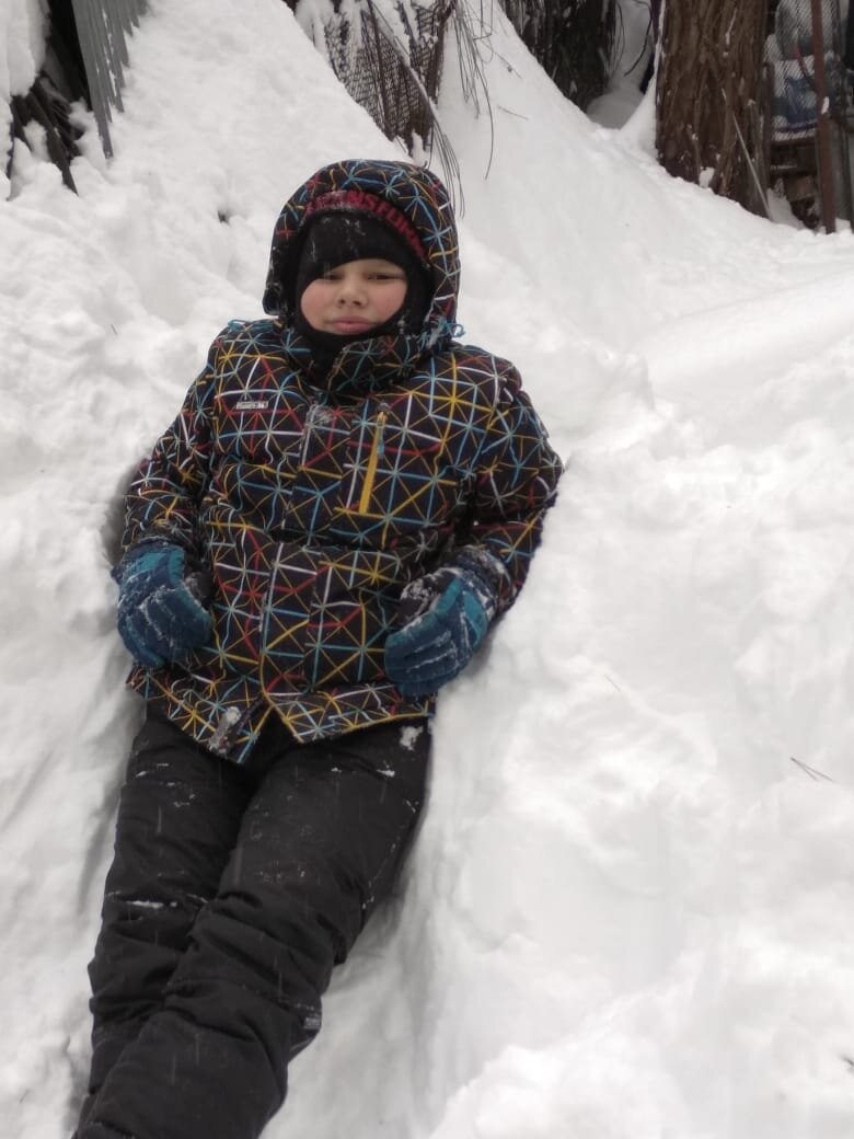 На даче, пещеру себе рыл)